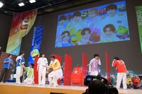 キメのタイミングで出てこなかった吉澤要人と武藤潤（右）に崩れ落ちるメンバー。