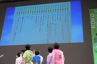 杢代和人が考え抜いたセリフを見上げるゲンジブメンバー。