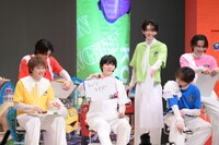 小泉光咲（中央手前）の回答にツッコミを入れる杢代和人（中央奥）。