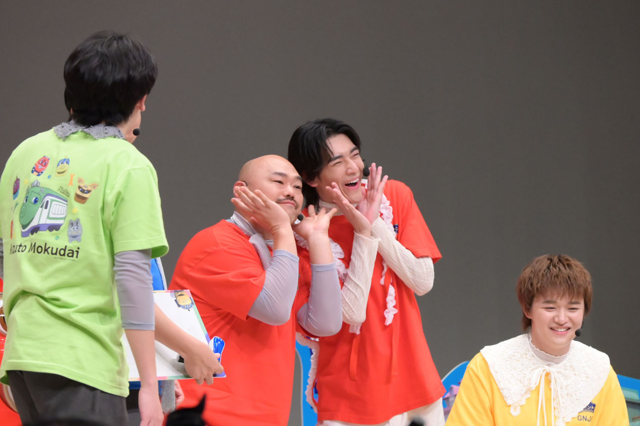 クロちゃん（中央左）とポーズを決める武藤潤（中央右）。