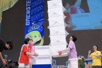 発泡スチロール6箱を武藤潤（左）に渡す吉澤要人（右）。