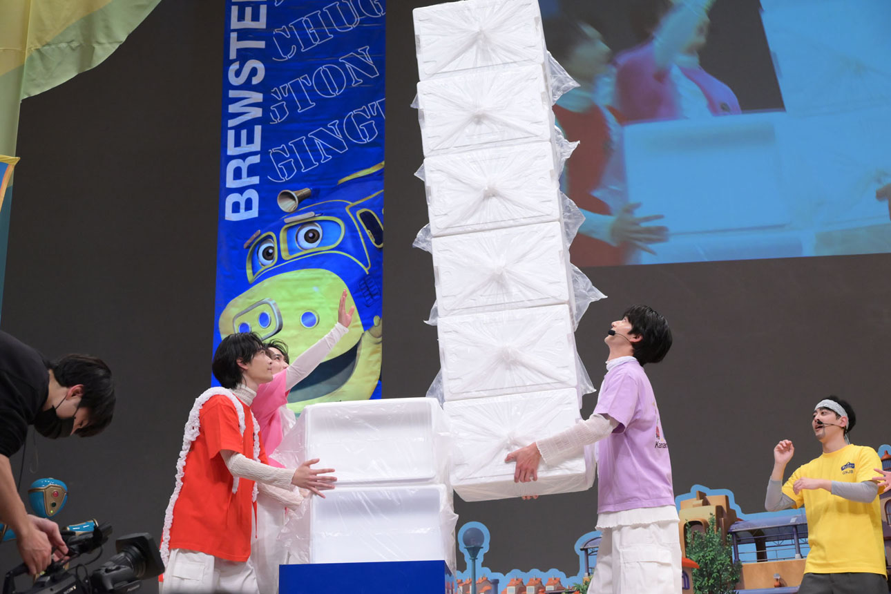 発泡スチロール6箱を武藤潤（左）に渡す吉澤要人（右）。