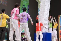 崩れそうな発泡スチロール8箱に焦るゲンジブメンバー。