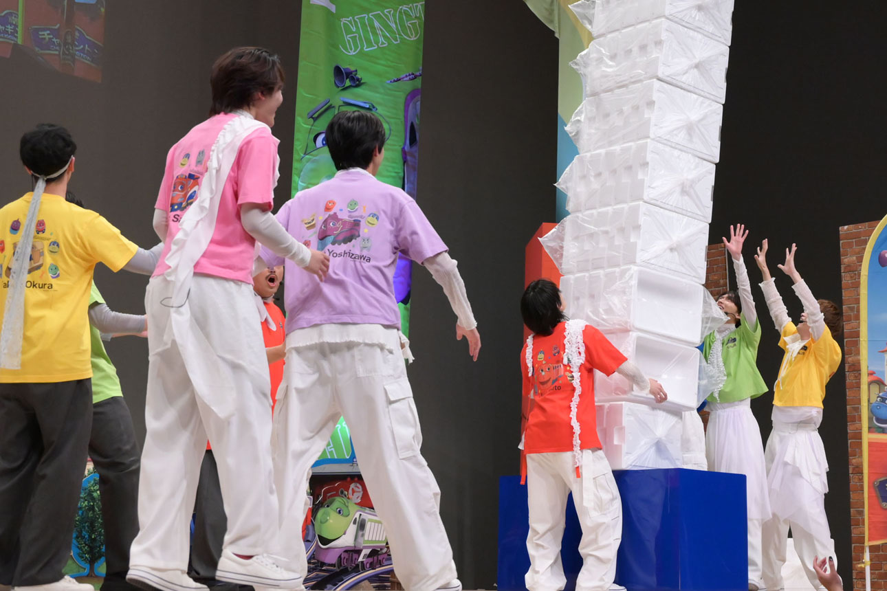 崩れそうな発泡スチロール8箱に焦るゲンジブメンバー。