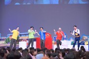 「カラフるワンダフル」を踊る原因は自分次第。の4人と梶谷直史フジテレビアナウンサー。