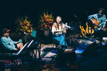 和やかにトークを展開するミトカツユキ（Key）、阿部真央、和田建一郎（G）。（Photo by Kana Tarumi）