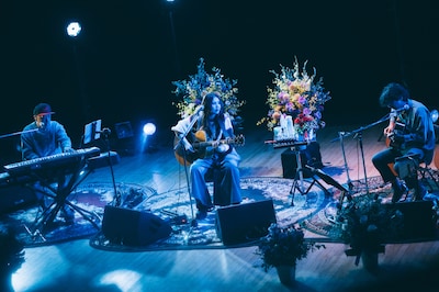 「阿部真央アコースティックツアー2025 - On Your Way Home -」の様子。（Photo by Kana Tarumi）