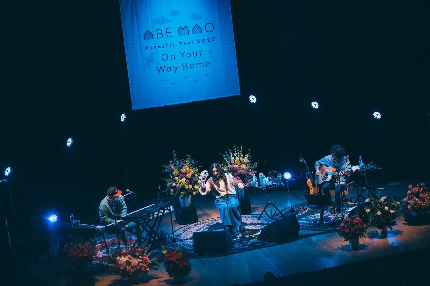 「阿部真央アコースティックツアー2025 - On Your Way Home -」の様子。（Photo by Kana Tarumi）
