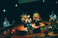 「阿部真央アコースティックツアー2025 - On Your Way Home -」より、クリスマスメドレーの様子。（Photo by Kana Tarumi）