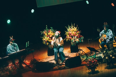 「阿部真央アコースティックツアー2025 - On Your Way Home -」より、クリスマスメドレーの様子。（Photo by Kana Tarumi）