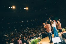 「阿部真央アコースティックツアー2025 - On Your Way Home -」の様子。（Photo by Kana Tarumi）