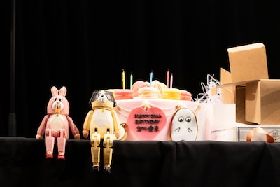 宮川大聖から贈られたバースデーケーキと「愛李が作ったとしか思えなかった」というプレゼントの人形。（撮影：キセキミチコ）