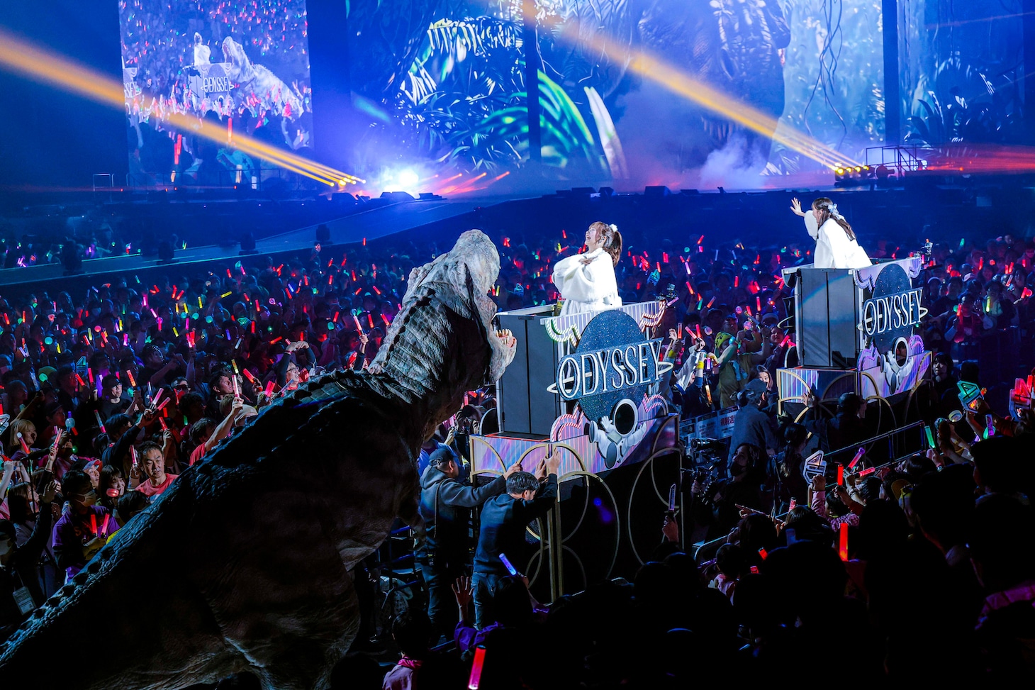 トロッコに乗る佐々木彩夏と百田夏菜子。手前は恐竜。