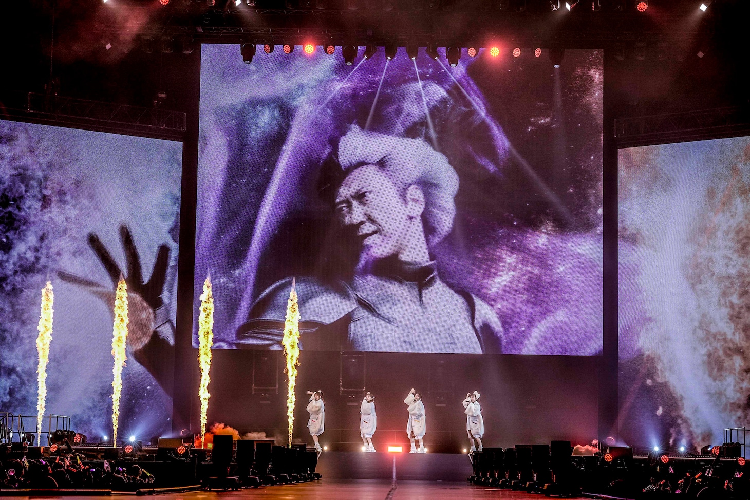 AIの布袋寅泰の映像を背にパフォーマンスするももいろクローバーZ。©KINGRECORDS