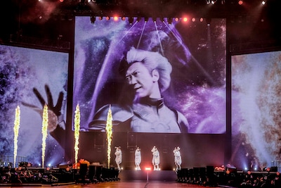 AIの布袋寅泰の映像を背にパフォーマンスするももいろクローバーZ。©KINGRECORDS