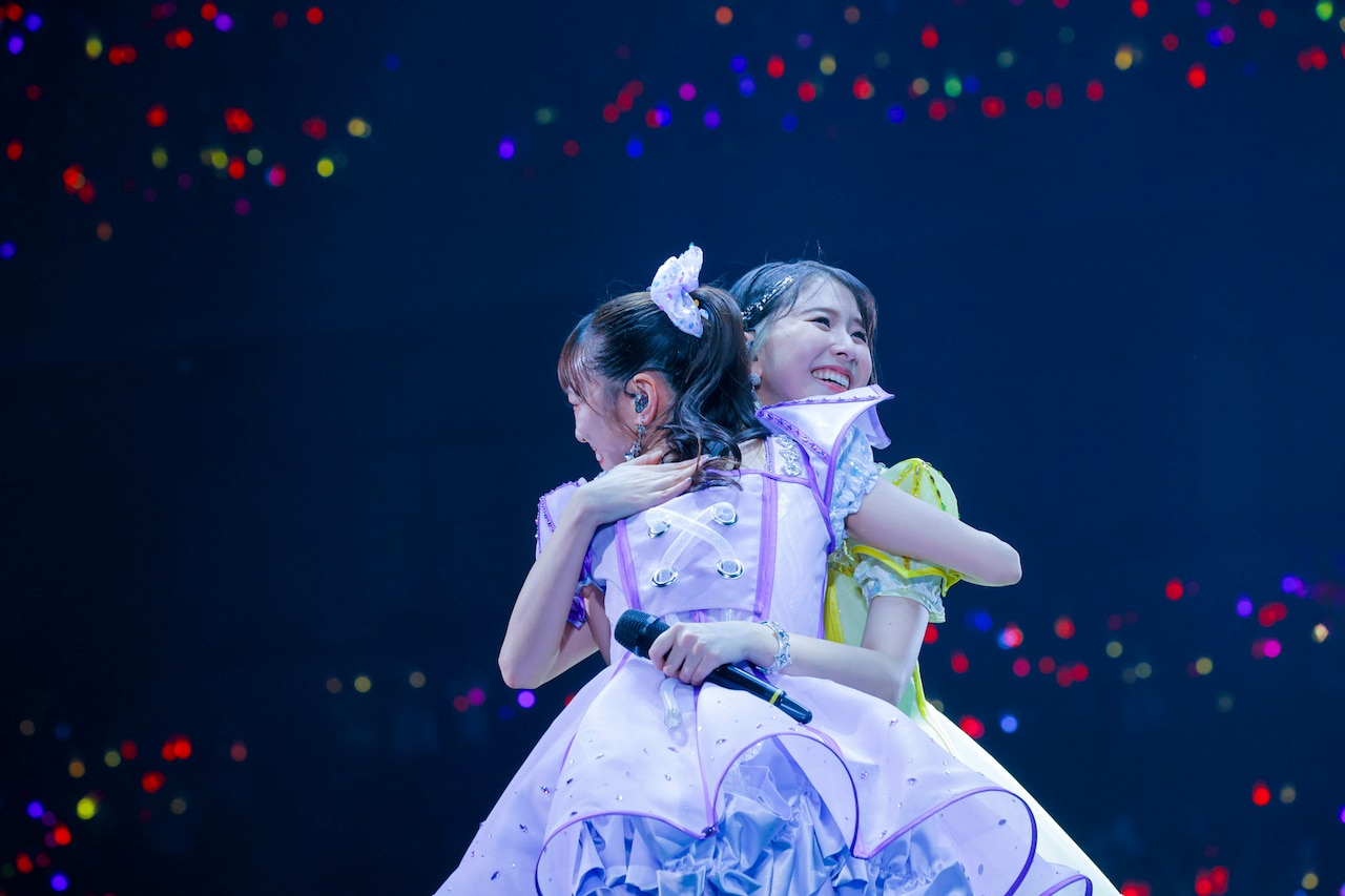 抱き合う高城れにと玉井詩織。©KINGRECORDS - ももクロが15回目「もも