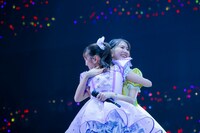 抱き合う高城れにと玉井詩織。©KINGRECORDS