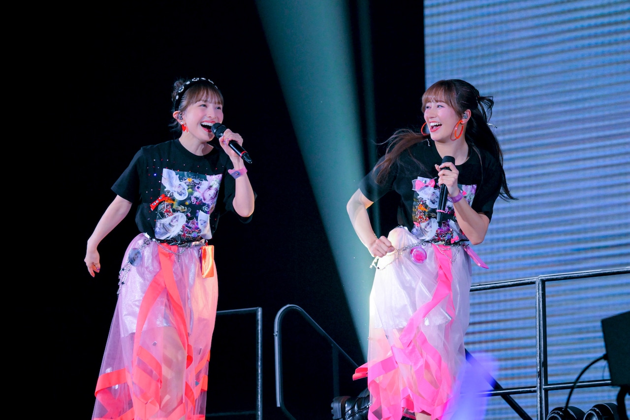 ステージ上ではしゃぐ百田夏菜子と佐々木彩夏。©KINGRECORDS [画像