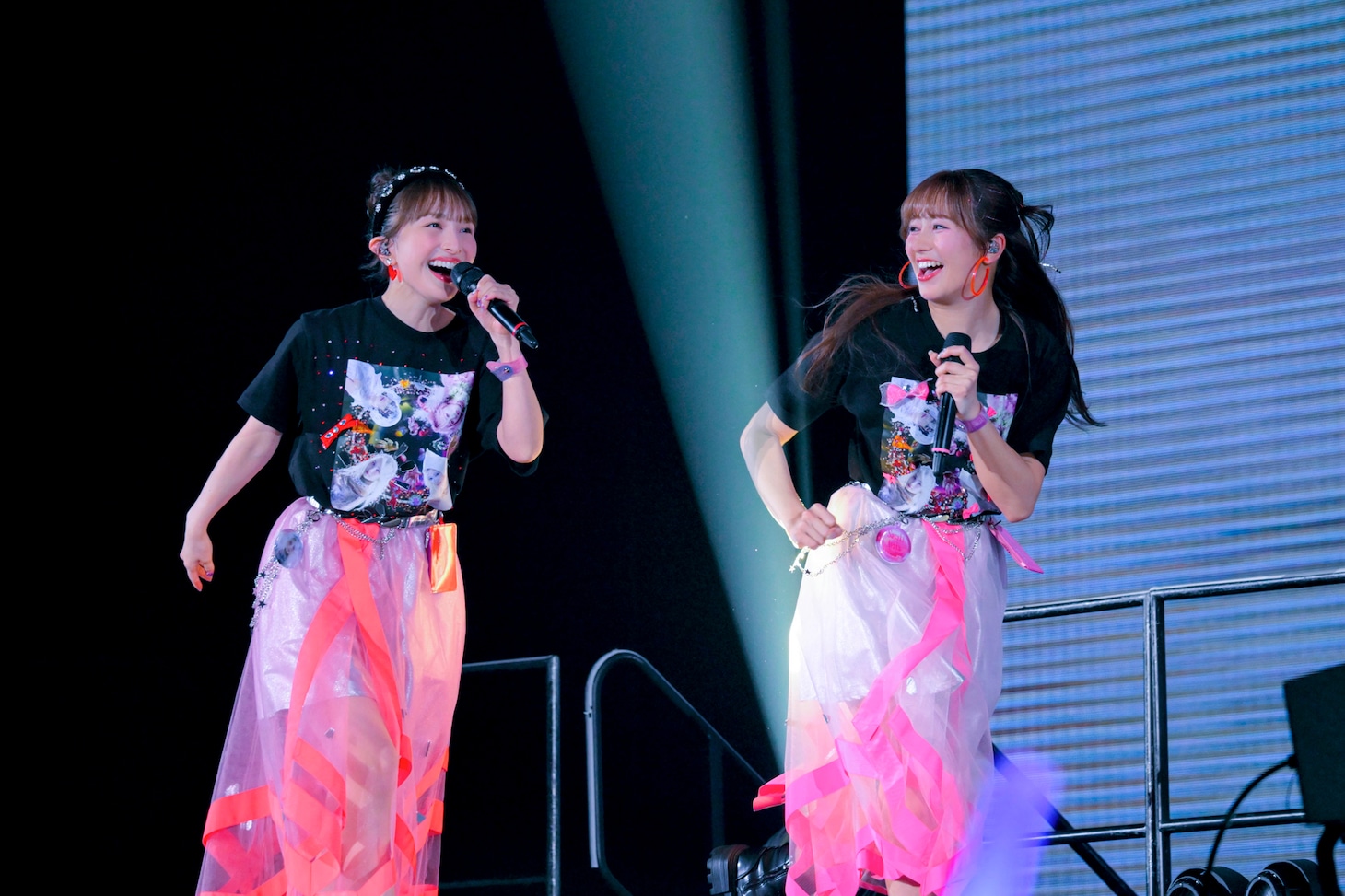 ステージ上をはしゃぐ百田夏菜子と佐々木彩夏。©KINGRECORDS