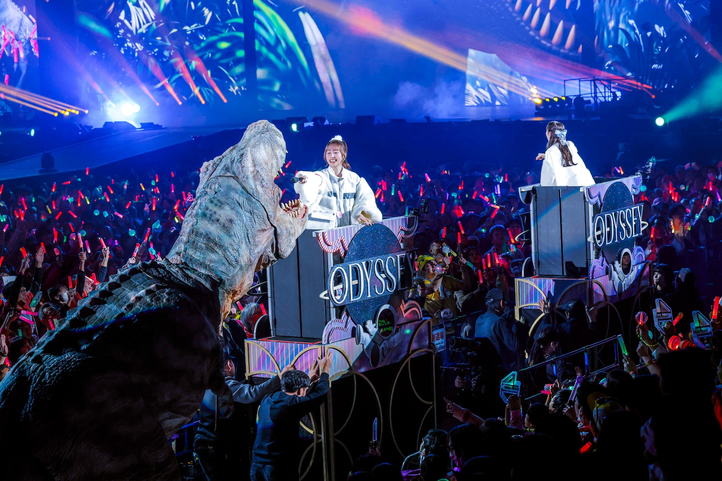 恐竜にマイクを向ける佐々木彩夏。©KINGRECORDS