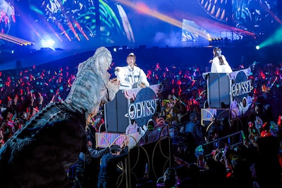 恐竜にマイクを向ける佐々木彩夏。©KINGRECORDS