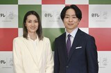 左から荒川静香、櫻井翔。©日本テレビ