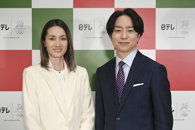 左から荒川静香、櫻井翔。©日本テレビ