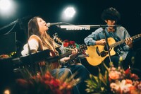 左から阿部真央、和田建一郎（G）。（Photo by Kana Tarumi）