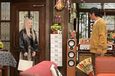 手土産を持参したちゃんみな（左）。©カンテレ・フジテレビ