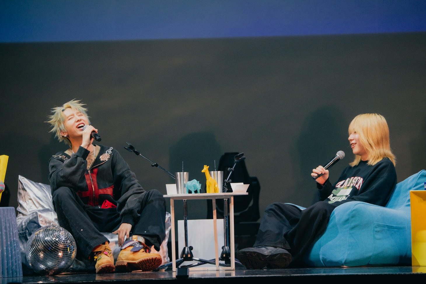 左からMON7A、MCを務めた岸谷蘭丸。（Photo by kawado）