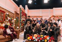 明石家さんまとトークする&TEAM。「第17回明石家紅白！」より。（写真提供：NHK）