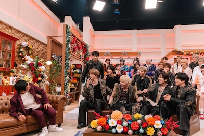 明石家さんまとトークする&TEAM。「第17回明石家紅白！」より。（写真提供：NHK）