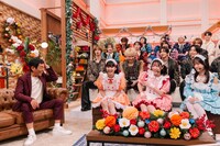 明石家さんまとトークするAiScReam。「第17回明石家紅白！」より。（写真提供：NHK）