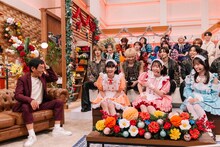 明石家さんまとトークするAiScReam。「第17回明石家紅白！」より。（写真提供：NHK）