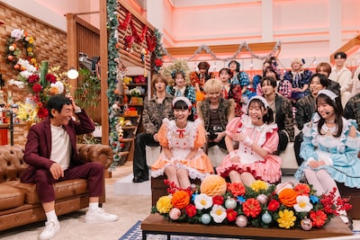 明石家さんまとトークするAiScReam。「第17回明石家紅白！」より。（写真提供：NHK）