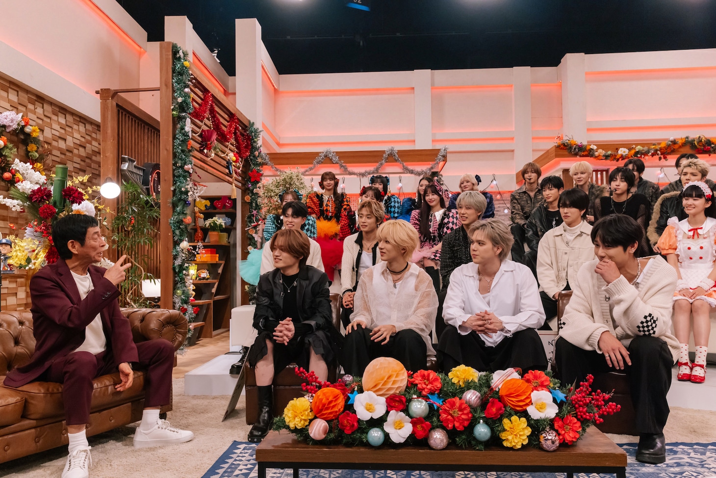 明石家さんまとトークするMAZZEL。「第17回明石家紅白！」より。（写真提供：NHK）