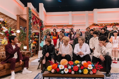 明石家さんまとトークするMAZZEL。「第17回明石家紅白！」より。（写真提供：NHK）