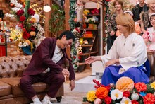 明石家さんまとトークする氷川きよし。「第17回明石家紅白！」より。（写真提供：NHK）