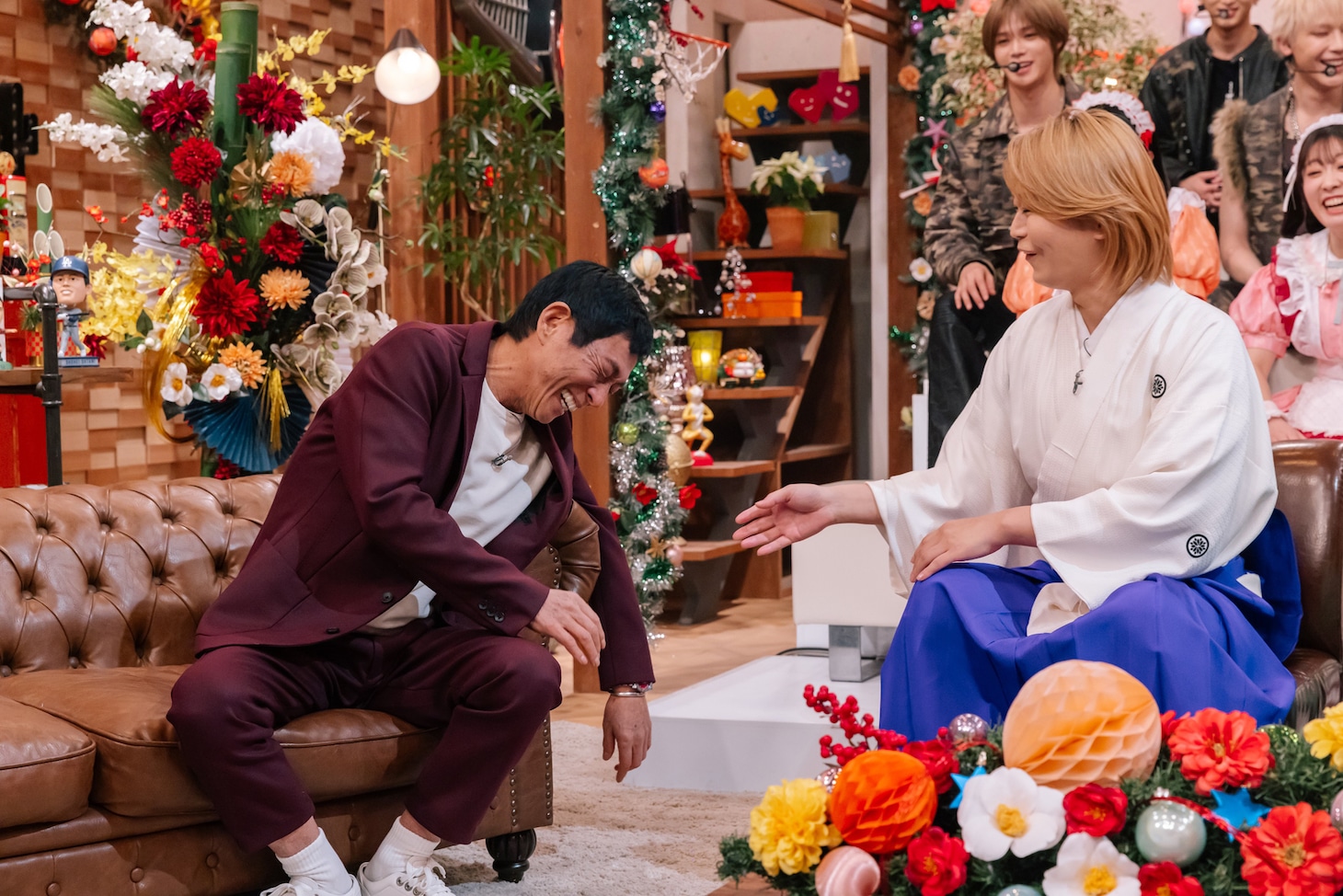 明石家さんまとトークする氷川きよし。「第17回明石家紅白！」より。（写真提供：NHK）