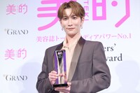 トロフィーを手に自信に満ちた表情の渡辺翔太（Snow Man）。