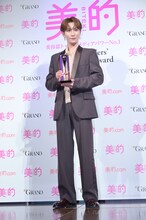 トロフィーを持ってクールな表情を浮かべる渡辺翔太（Snow Man）。