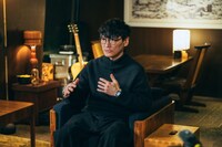 自宅でインタビューを受ける山口一郎（サカナクション）。NHK「山口一郎 “うつ”と生きる 紅白完結編」より。（写真提供：NHK）