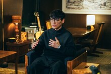 自宅でインタビューを受ける山口一郎（サカナクション）。NHK「山口一郎 “うつ”と生きる 紅白完結編」より。（写真提供：NHK）