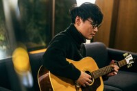 自宅でギターを持つ山口一郎（サカナクション）。NHK「山口一郎 “うつ”と生きる 紅白完結編」より。（写真提供：NHK）