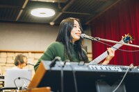 草刈愛美（サカナクション）。NHK「山口一郎 “うつ”と生きる 紅白完結編」より。（写真提供：NHK）