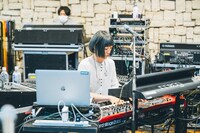 岡崎英美（サカナクション）。NHK「山口一郎 “うつ”と生きる 紅白完結編」より。（写真提供：NHK）