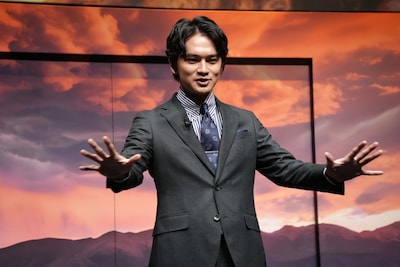 CMセットのコックピットの素晴らしさを語る北村匠海。