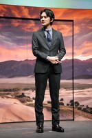スーツ姿で登場した北村匠海。