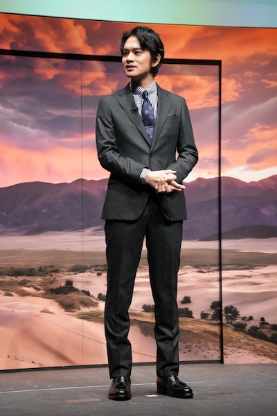 スーツ姿で登場した北村匠海。