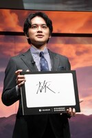 「来年挑戦したいことは？」という質問に「旅。」と回答する北村匠海。